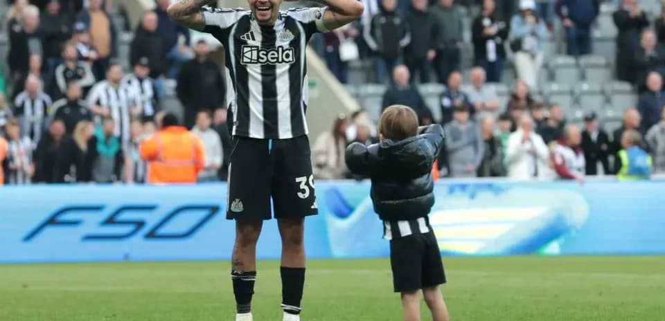 Игрок Newcastle United взаимодействует с ребёнком на поле