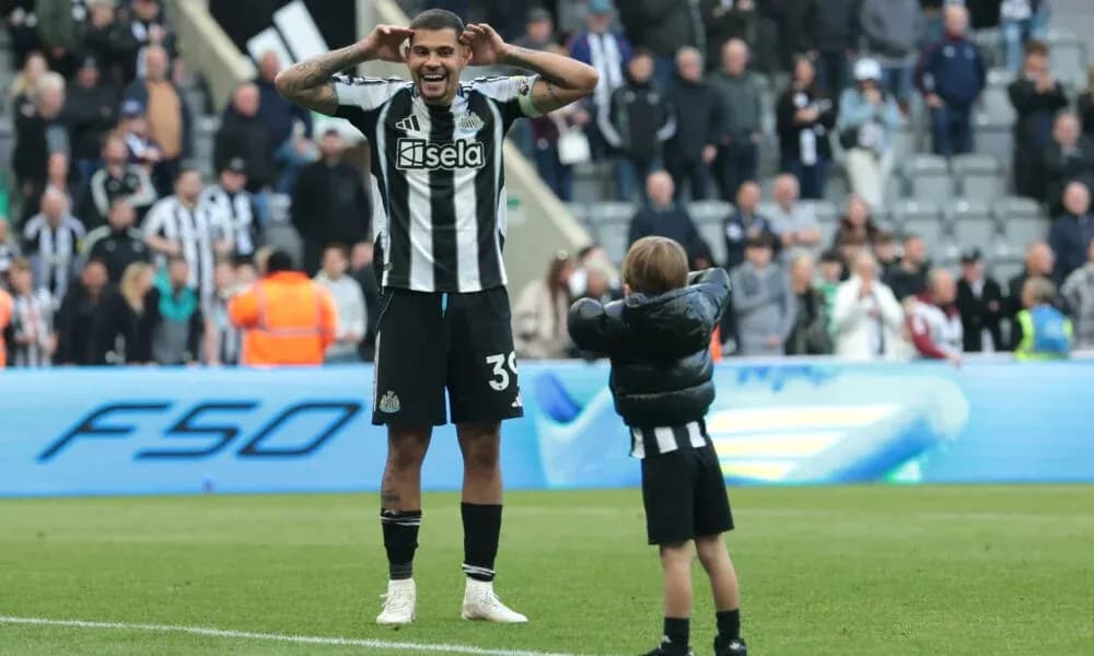 Игрок Newcastle United взаимодействует с ребёнком на поле