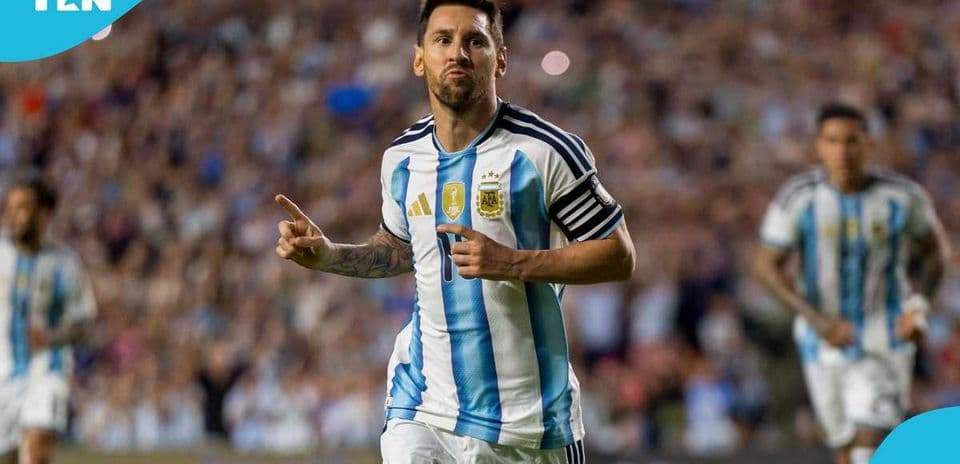 Лионель Месси празднует гол на стадионе