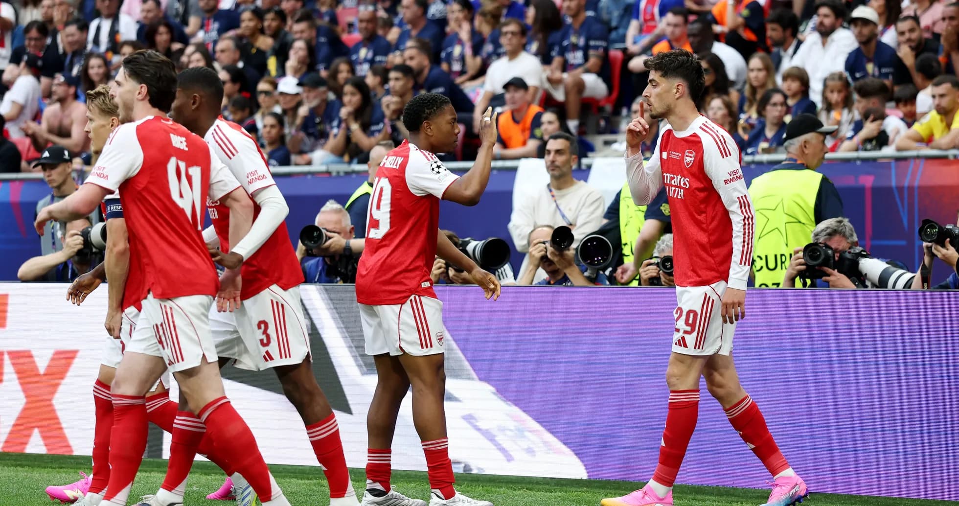Игроки Арсенала празднуют гол на стадионе