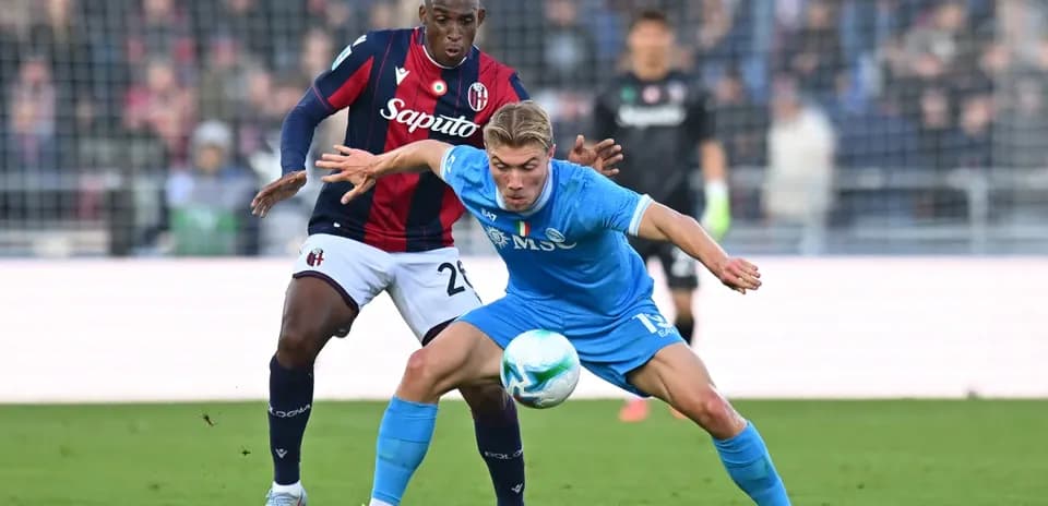 Игроки Napoli и Bologna борются за мяч