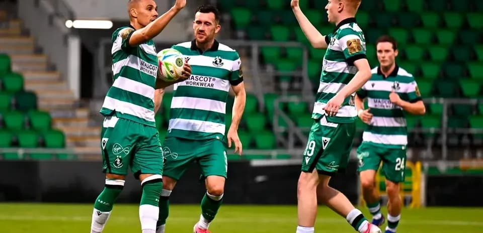 Игроки Shamrock Rovers отмечают гол