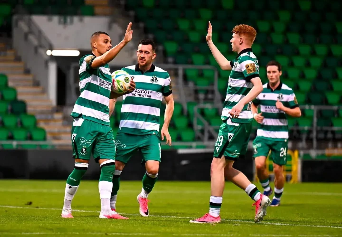 Игроки Shamrock Rovers отмечают гол