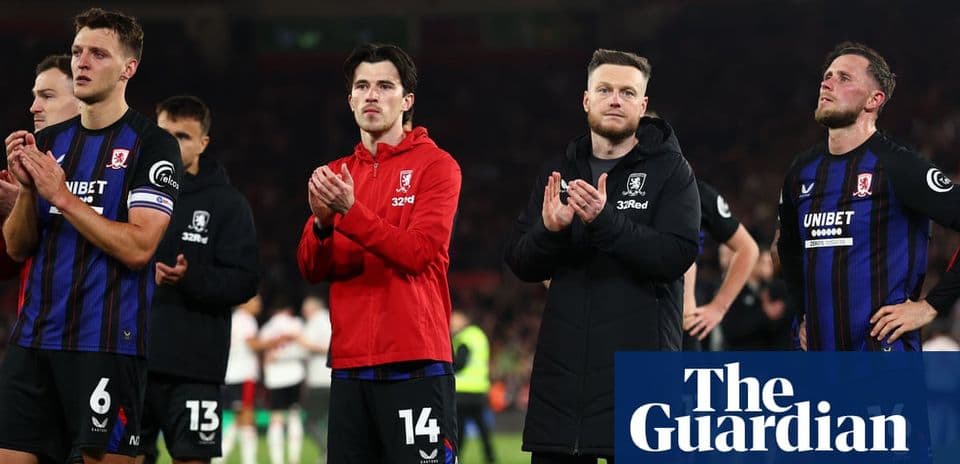 Игроки и тренер клуба Middlesbrough аплодируют после матча