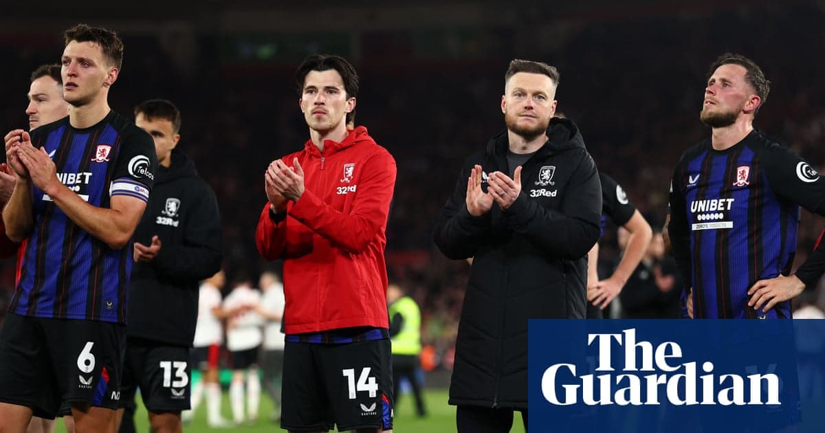 Игроки и тренер клуба Middlesbrough аплодируют после матча