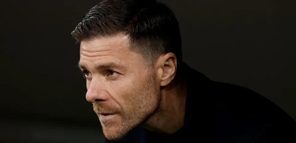 Тренер внимательно смотрит на игру с боковой линии