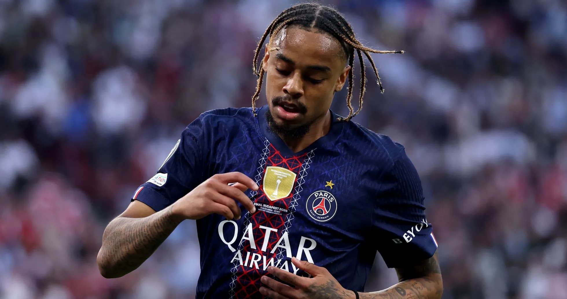 Игрок PSG смотрит на эмблему на форме