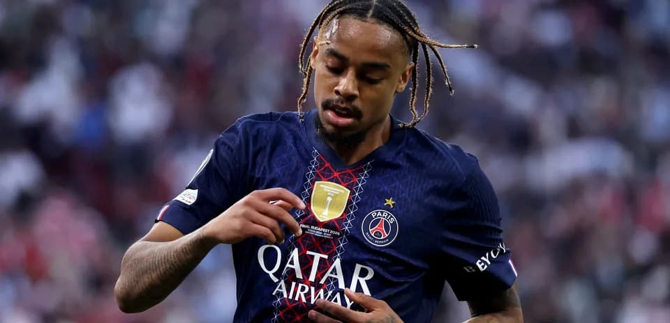 Игрок PSG смотрит на эмблему на форме