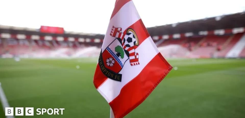 Флаг Southampton FC на футбольном поле стадиона
