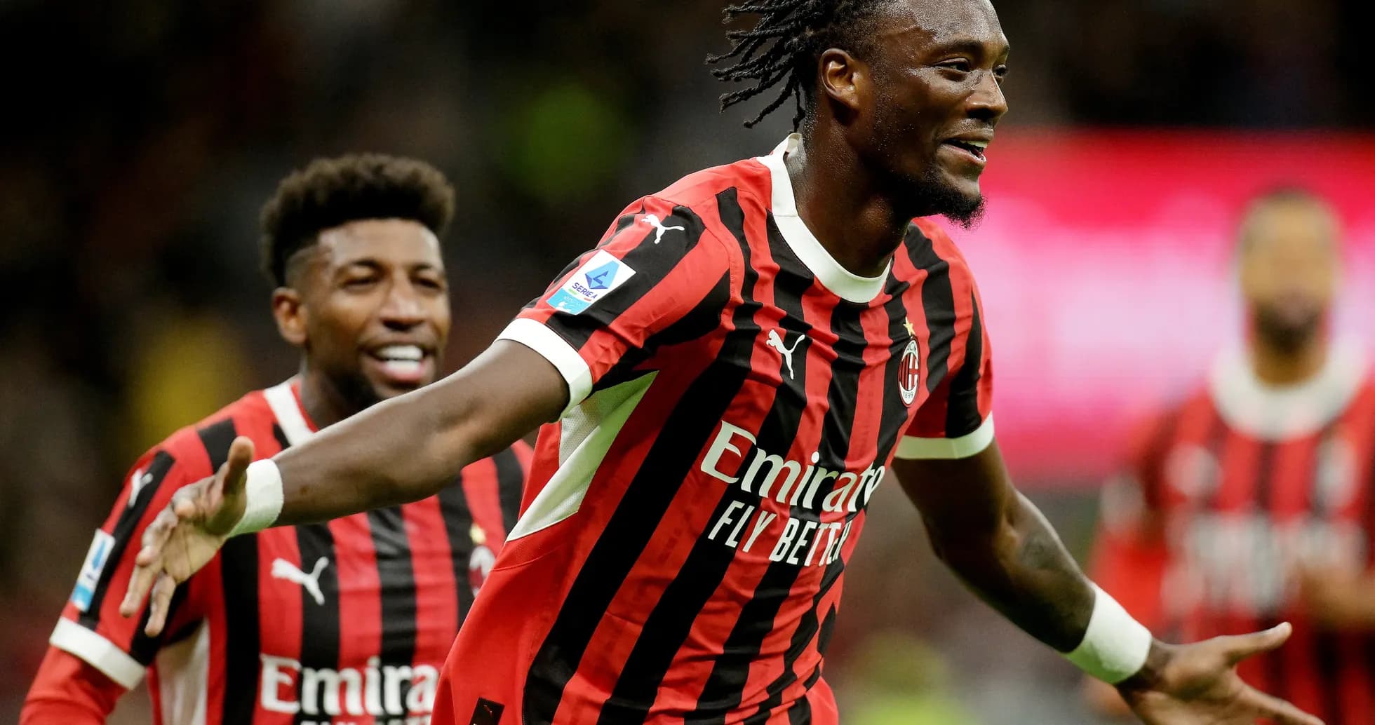 Игроки AC Milan празднуют гол