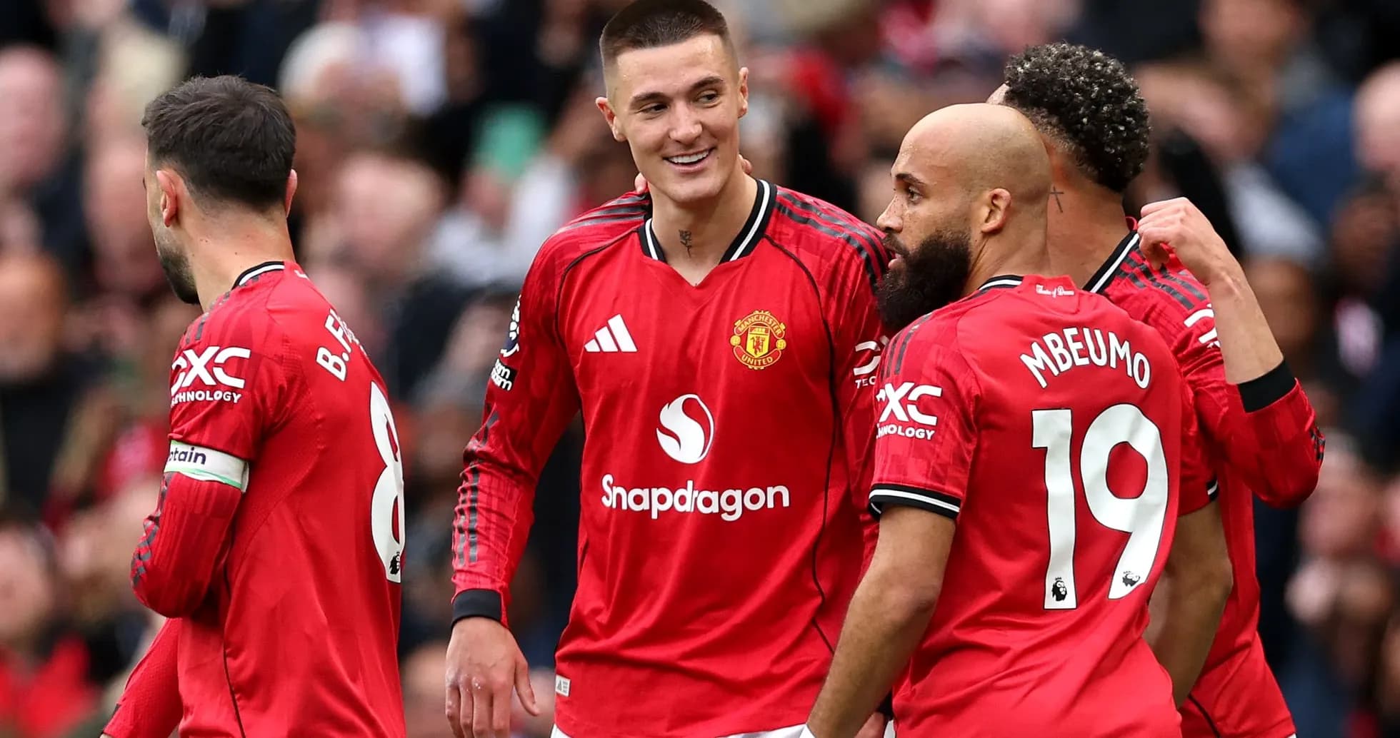 Игроки Manchester United празднуют гол на поле