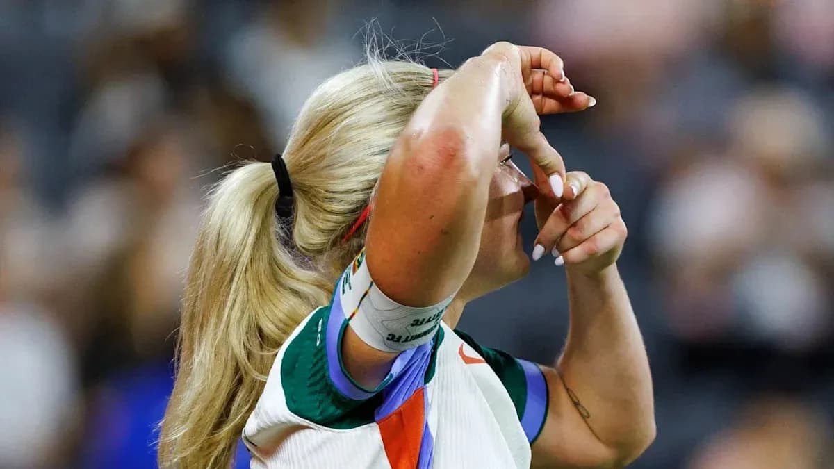 Игрок прижимает руку к лицу во время матча