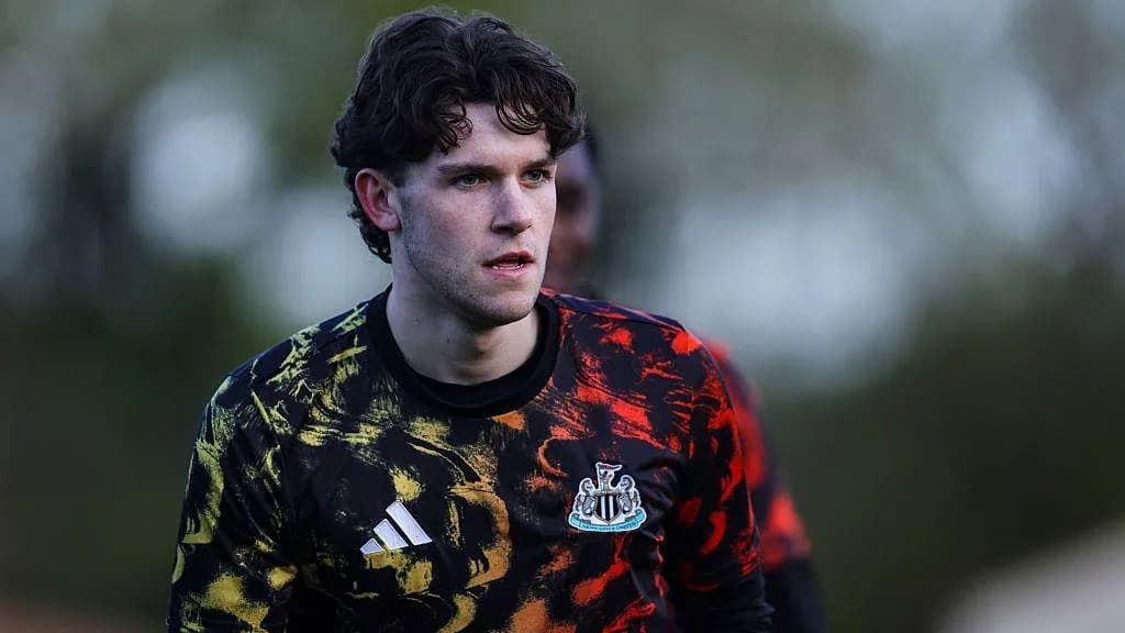 Вратарь Newcastle в тренировочной форме на поле