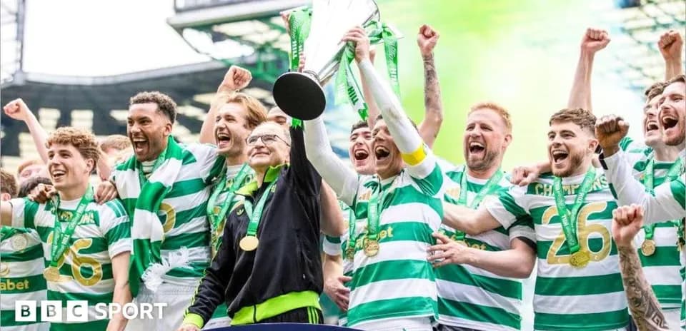Игроки Celtic празднуют с трофеем на стадионе