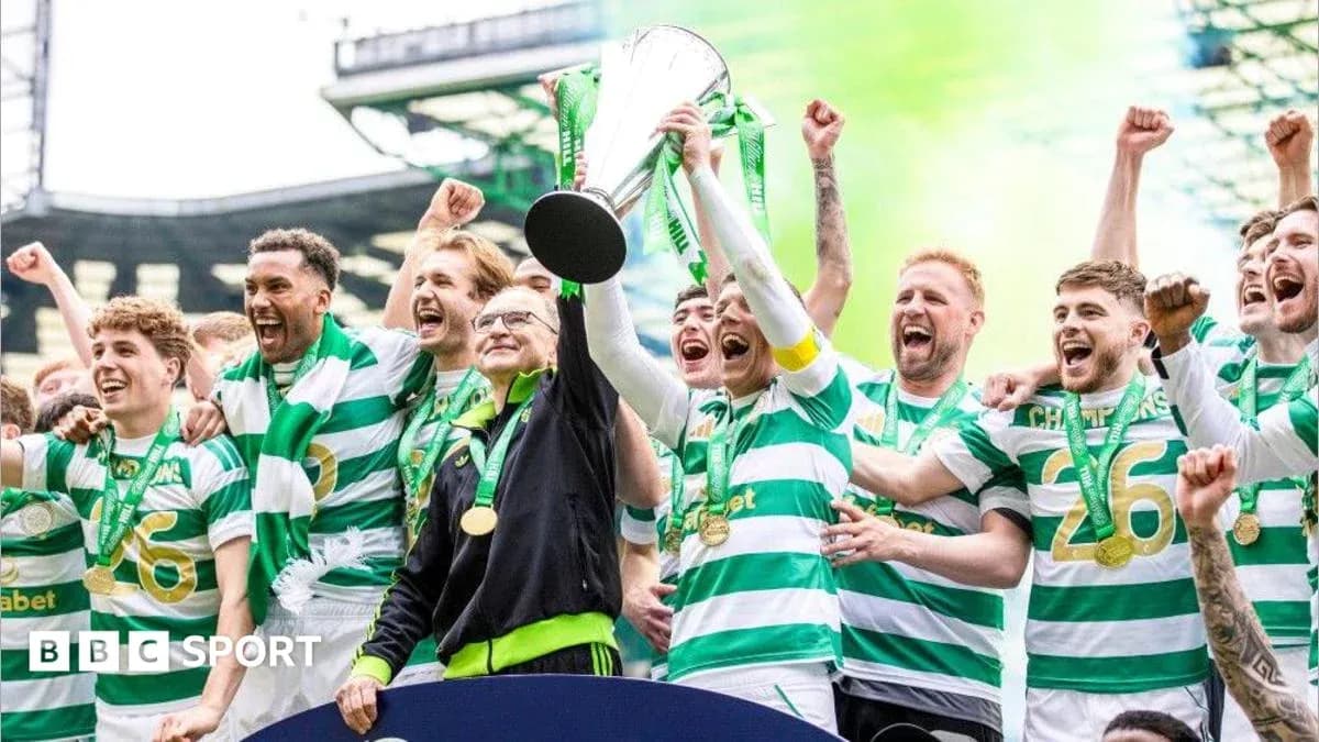 Игроки Celtic празднуют с трофеем на стадионе