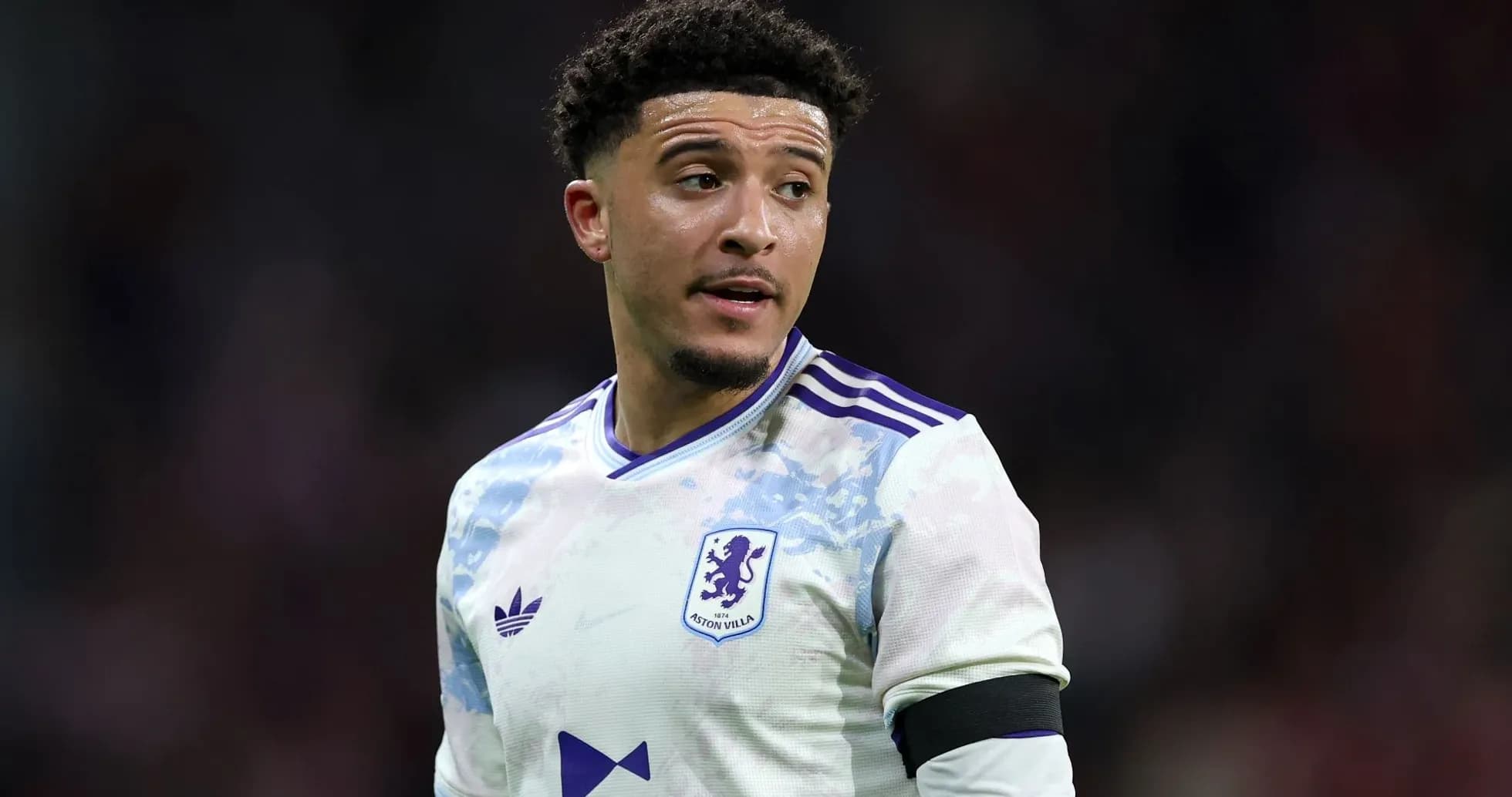 Игрок в форме Aston Villa на поле