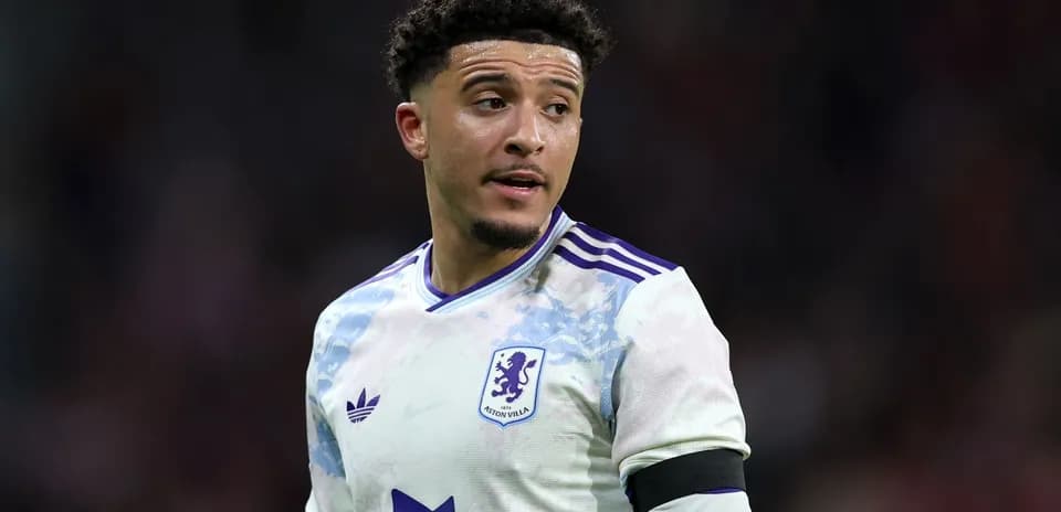 Игрок в форме Aston Villa на поле