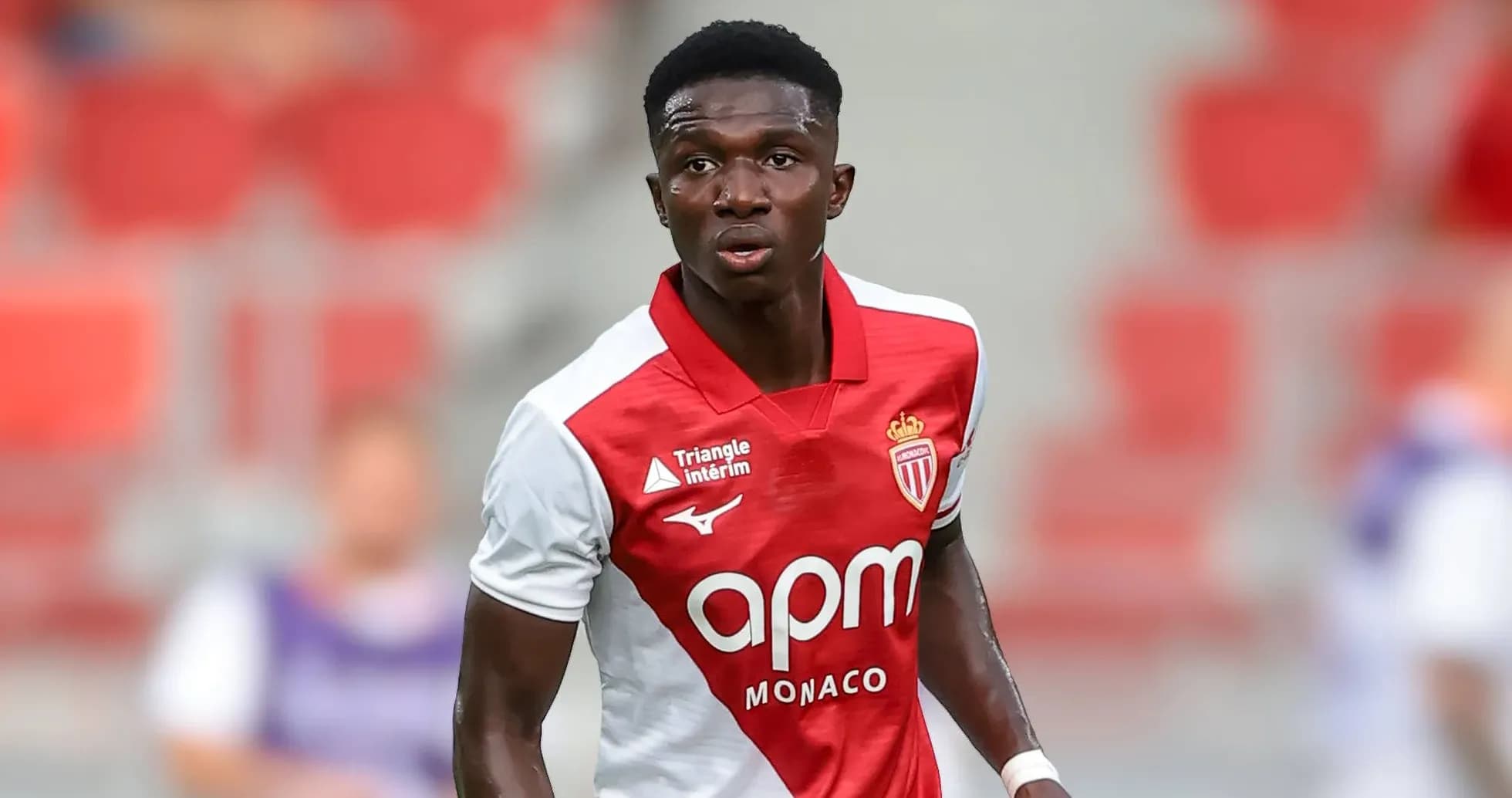 Игрок AS Monaco в форме на поле стадиона