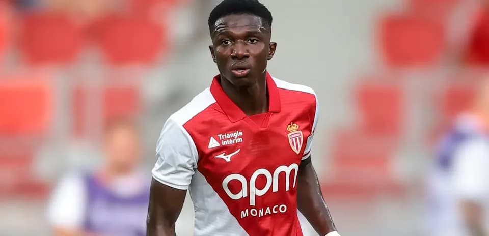 Игрок AS Monaco в форме на поле стадиона