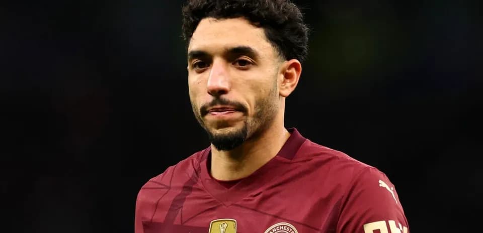 Игрок Manchester City на поле после матча