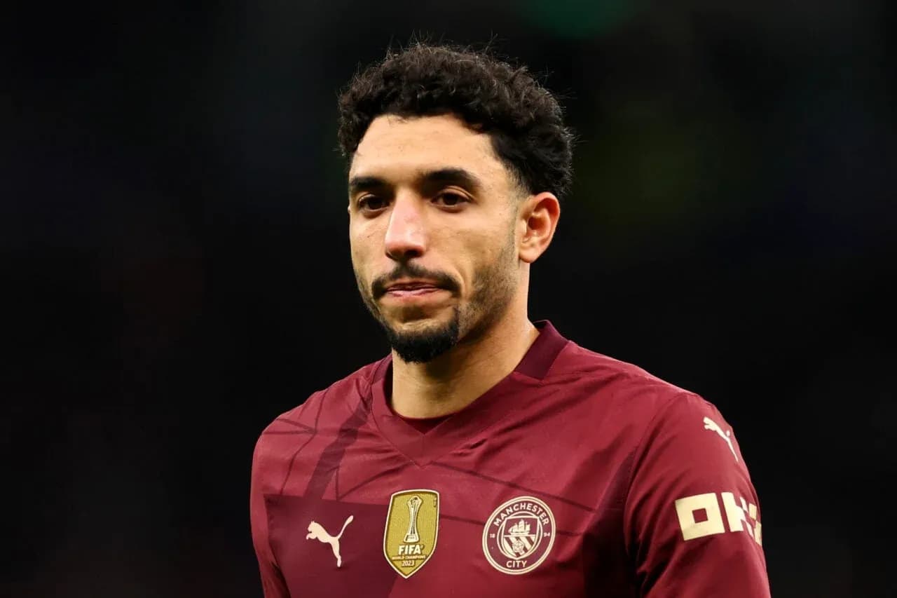 Игрок Manchester City на поле после матча
