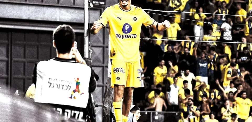 Игрок М Accabi Tel Aviv радуется с фанатами