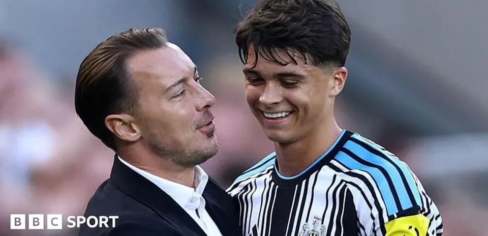 Тренер и игрок Newcastle United общаются на поле