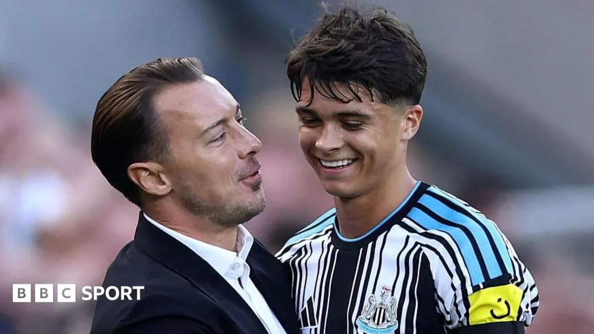Тренер и игрок Newcastle United общаются на поле