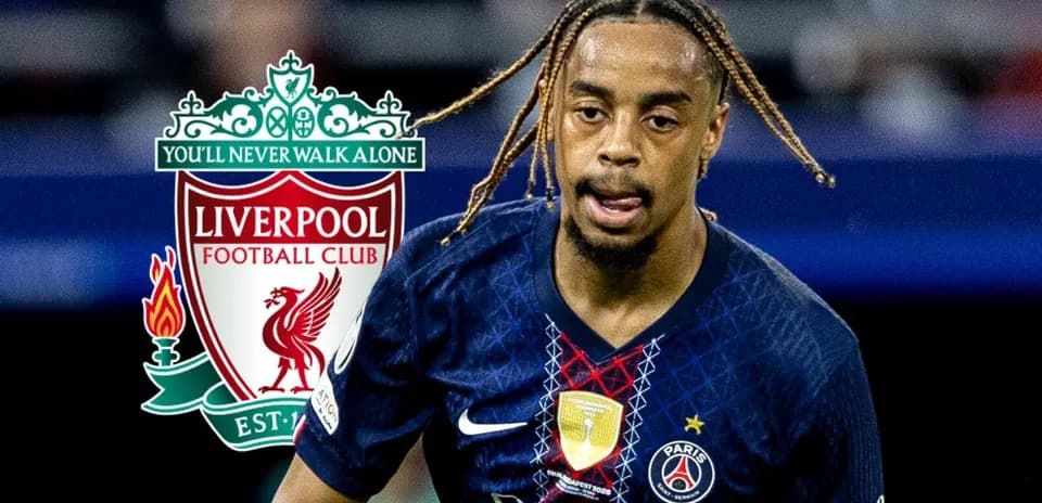 Игрок PSG с мячом на фоне логотипа Ливерпуля