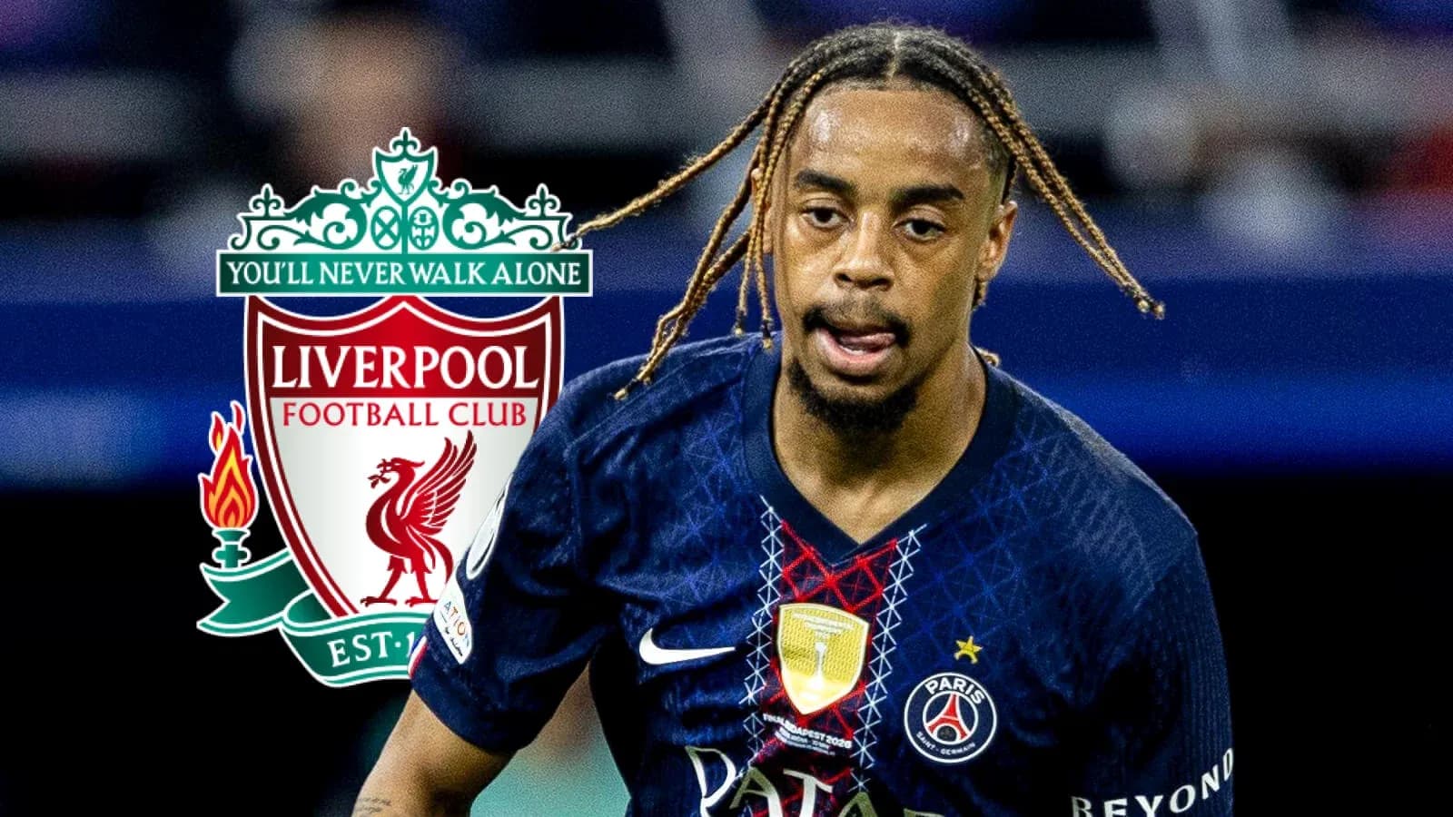 Игрок PSG с мячом на фоне логотипа Ливерпуля