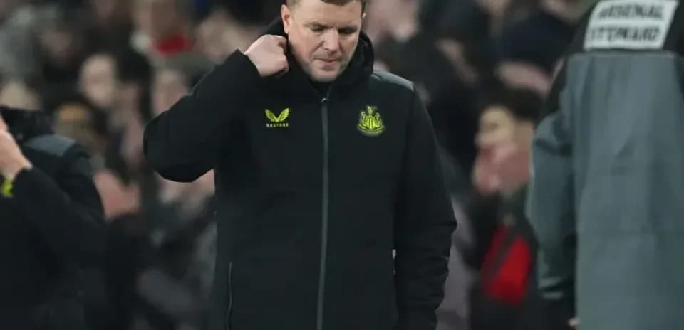 Тренер Newcastle United идет по полю после матча