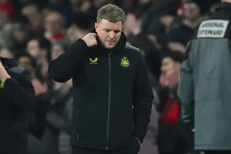 Тренер Newcastle United идет по полю после матча