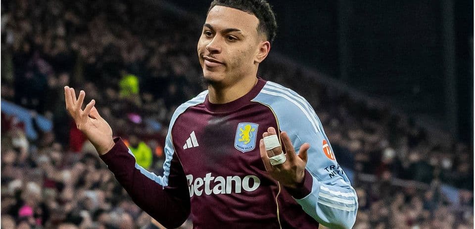 Игрок Aston Villa с поднятыми руками на поле