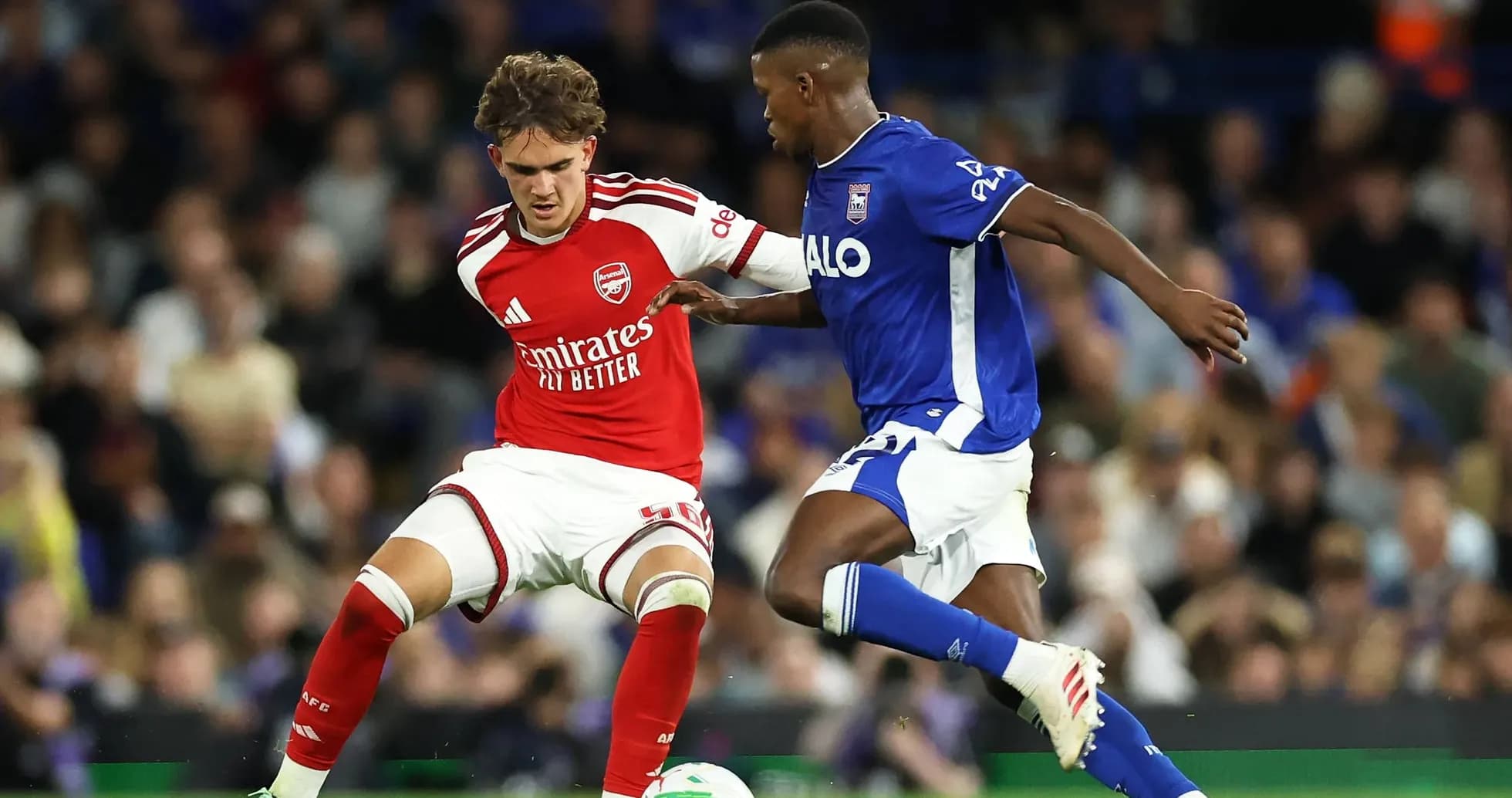 Игроки Arsenal и Ipswich борются за мяч