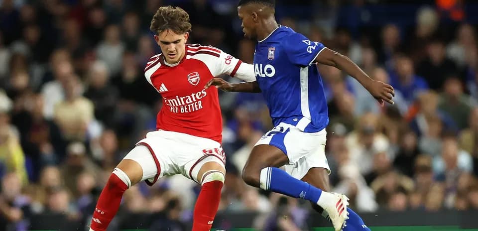 Игроки Arsenal и Ipswich борются за мяч