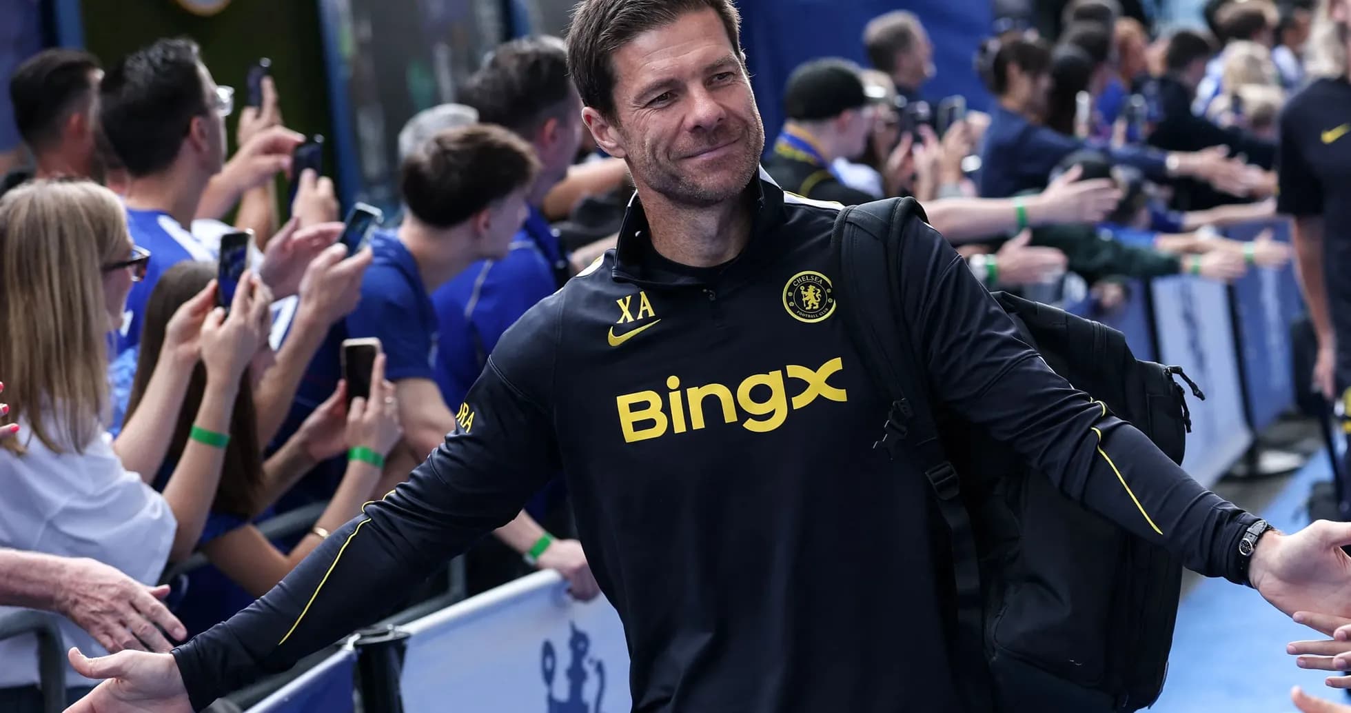 Тренер Chelsea приветствует фанатов на мероприятии