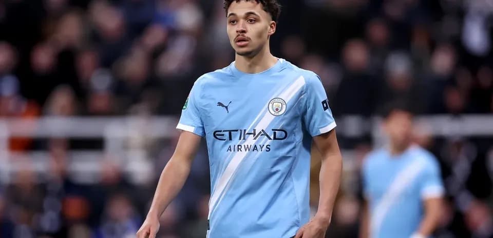 Игрок Manchester City на поле во время матча