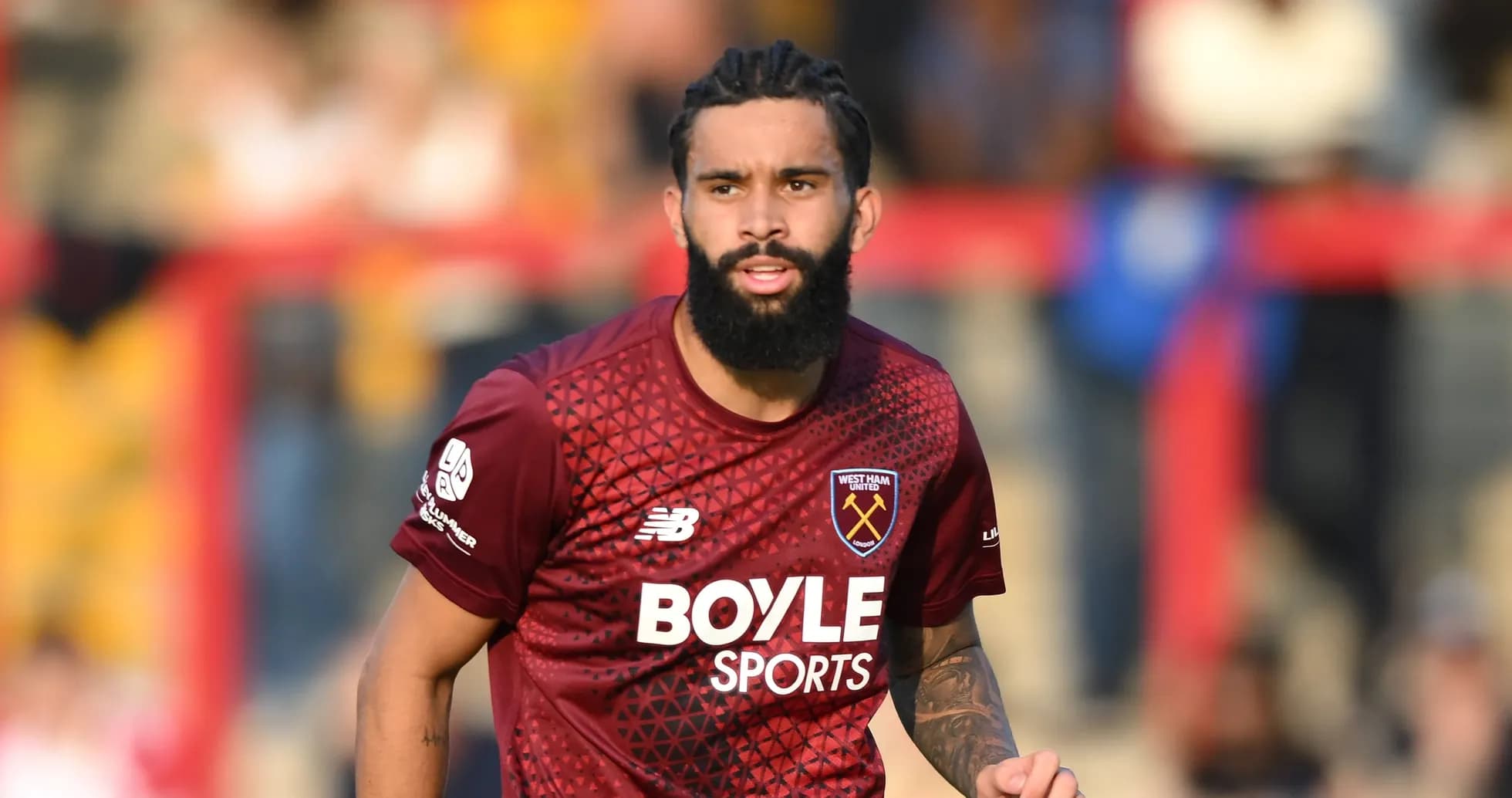 Игрок West Ham United на поле во время матча