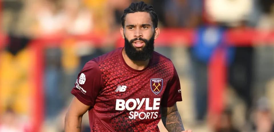 Игрок West Ham United на поле во время матча