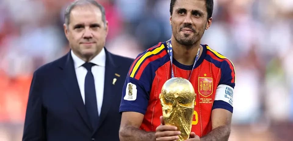 Игрок с кубком на церемонии награждения чемпионата мира