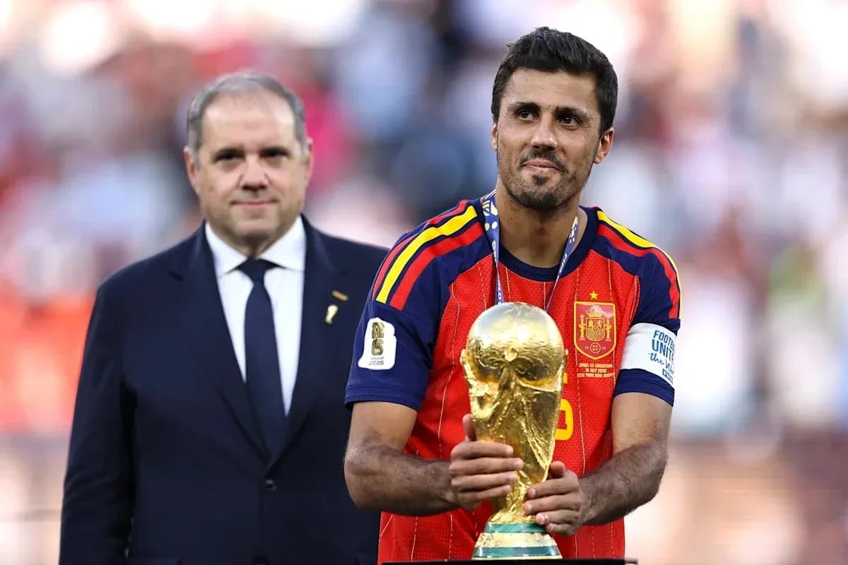 Игрок с кубком на церемонии награждения чемпионата мира