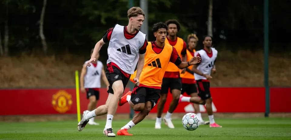 Игроки Manchester United тренируются на поле