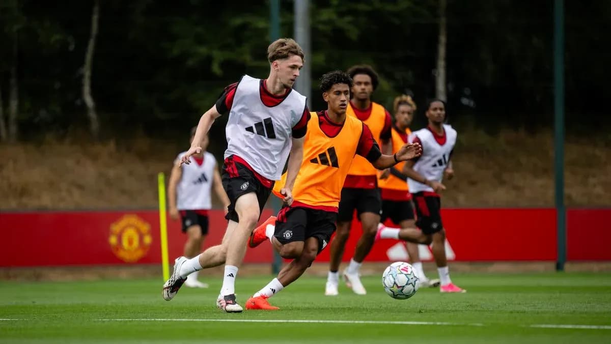 Игроки Manchester United тренируются на поле