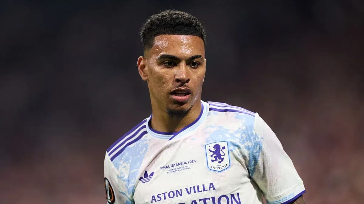 Игрок Aston Villa на поле во время матча