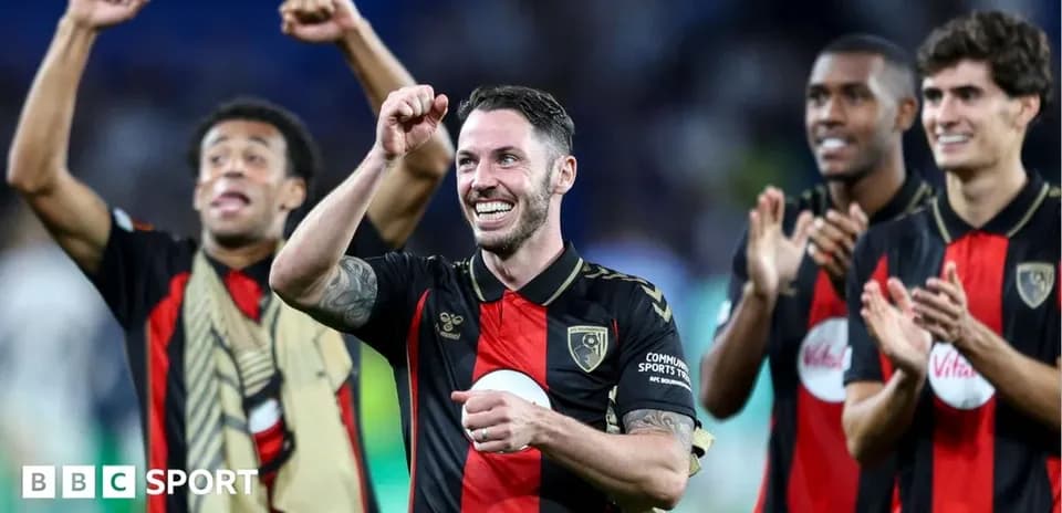 Игроки AFC Bournemouth празднуют победу после матча