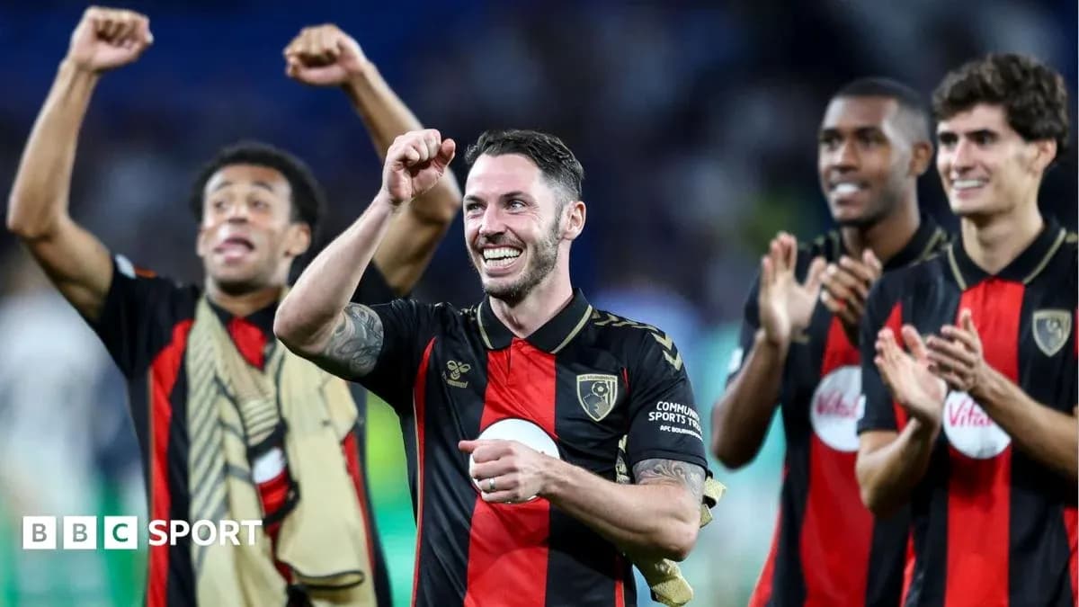 Игроки AFC Bournemouth празднуют победу после матча