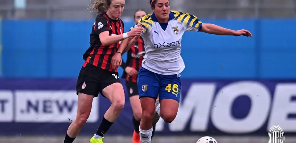 Игроки AC Milan и Parma W в борьбе за мяч