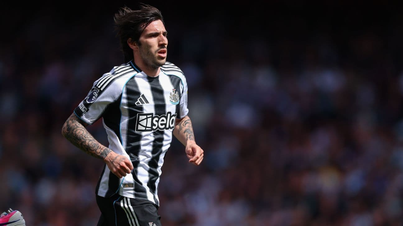 Игрок Newcastle United на поле во время матча