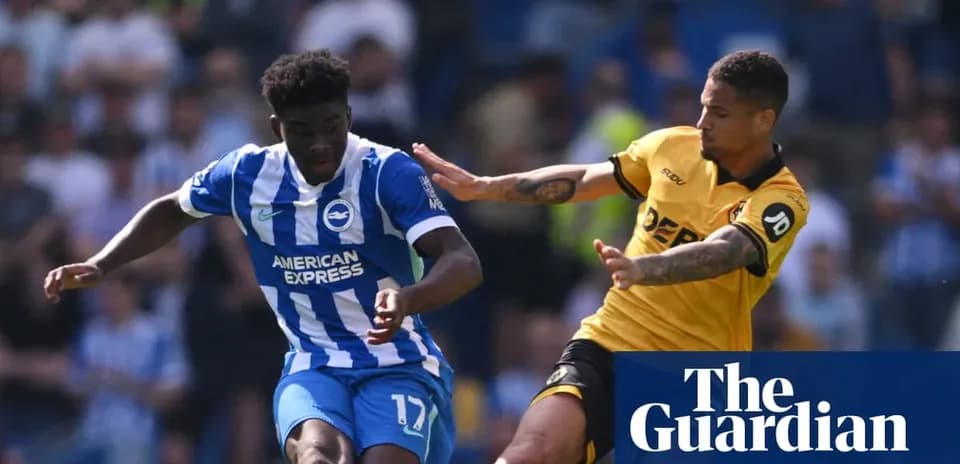 Игроки Brighton и Wolves борются за мяч на поле