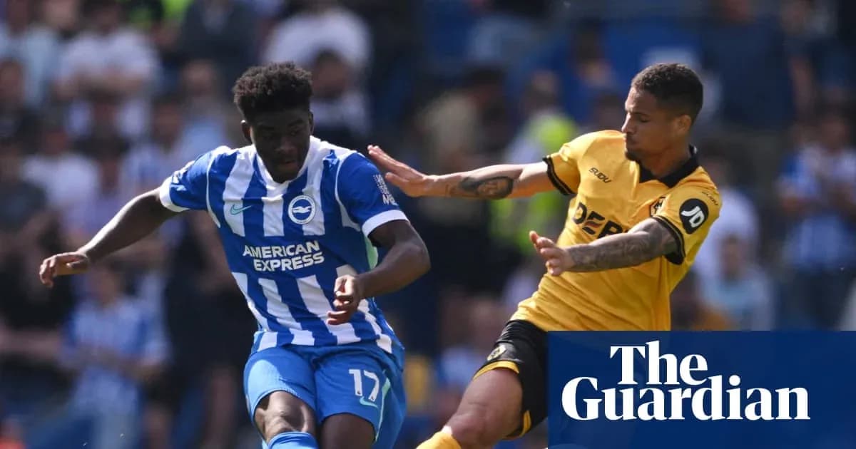 Игроки Brighton и Wolves борются за мяч на поле